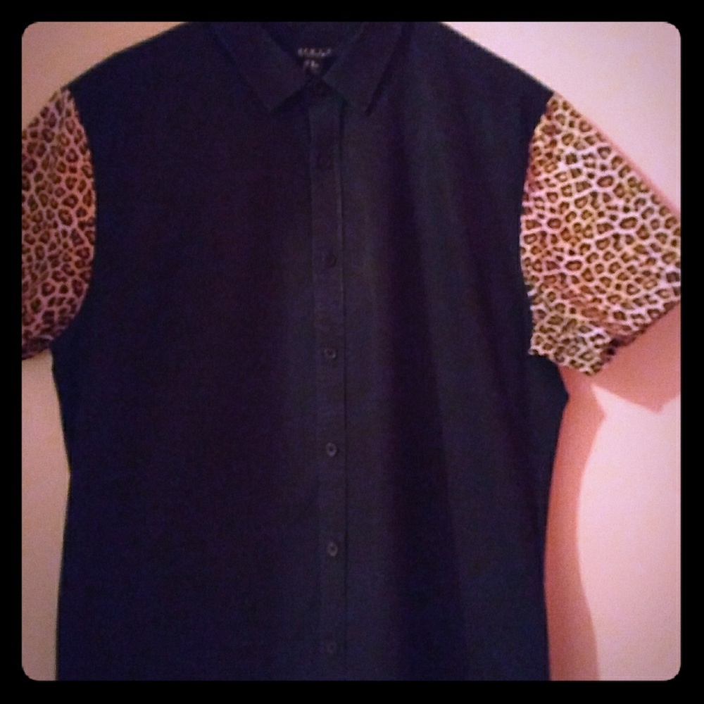 Blk button up. Leporard print sleeves 🔥🔥